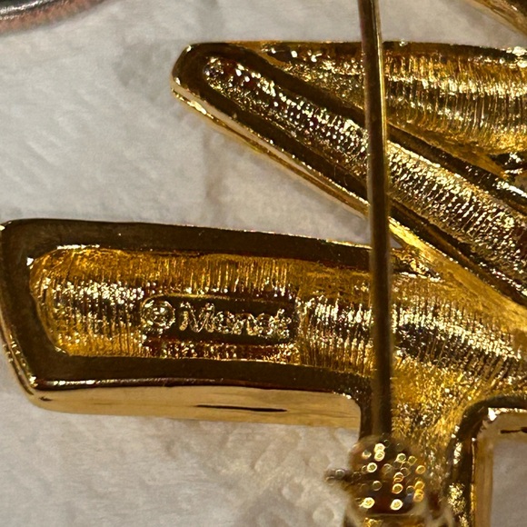 VINTAGE MONET GOLDEN TONE RHINESTONE BROACH - Picture 4 of 4